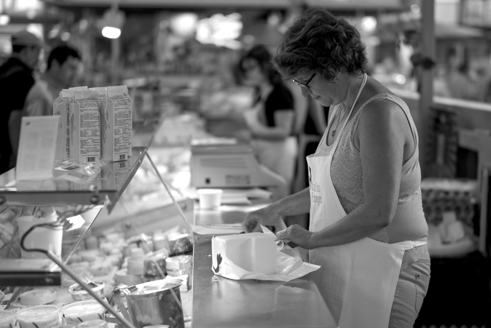 Käseverkäuferin in der Markthalle von Dijon - Fotografiert mit dem Summilux-M 50 mm @ 1.4.