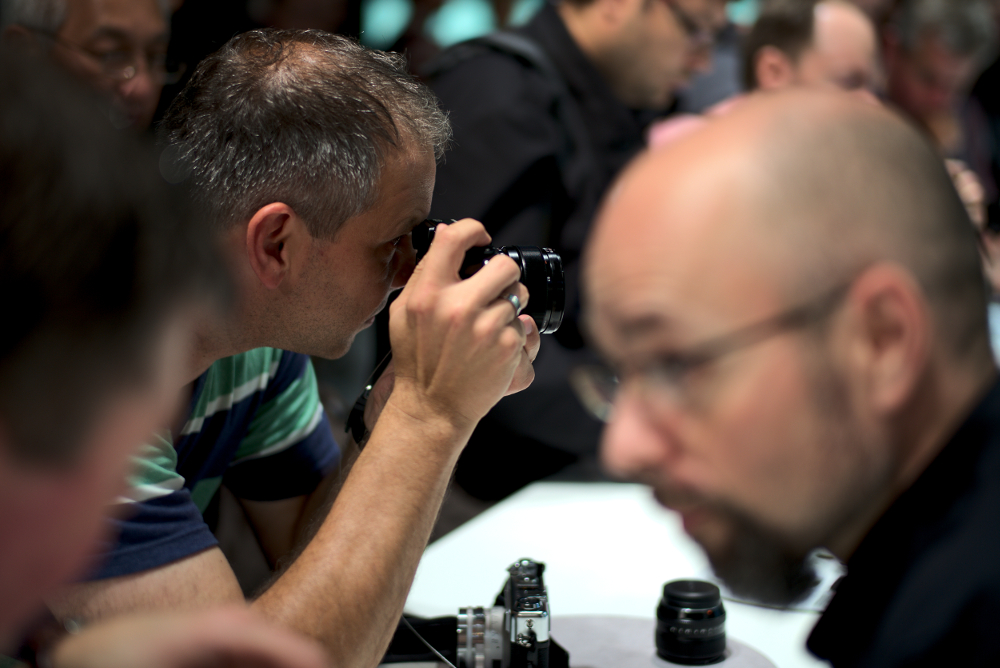 Andrang am Fuji-Stand. Fotografiert mit Leica M und Summilux-M 50 mm @ 1.4