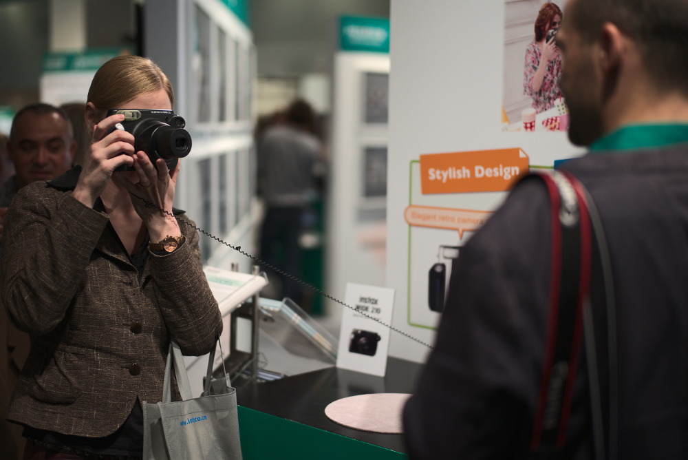 Lieblingssport auf der Photokina: Sich gegenseitig fotografieren. Fotografiert mit Leica M und Summilux-M 50 mm @ 1.4.