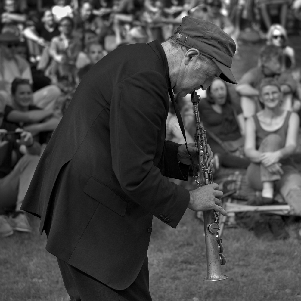Volle Hingabe beim Musizieren. Fotografiert mit Leica M und Summilux-M 50 mm @ 2.8.