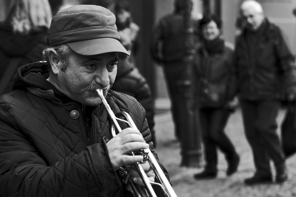 Stadtmusikant vor dem Freiburger Münster - Fotografiert mit Leica M und Summilux-M 50 mm @ 4.0.