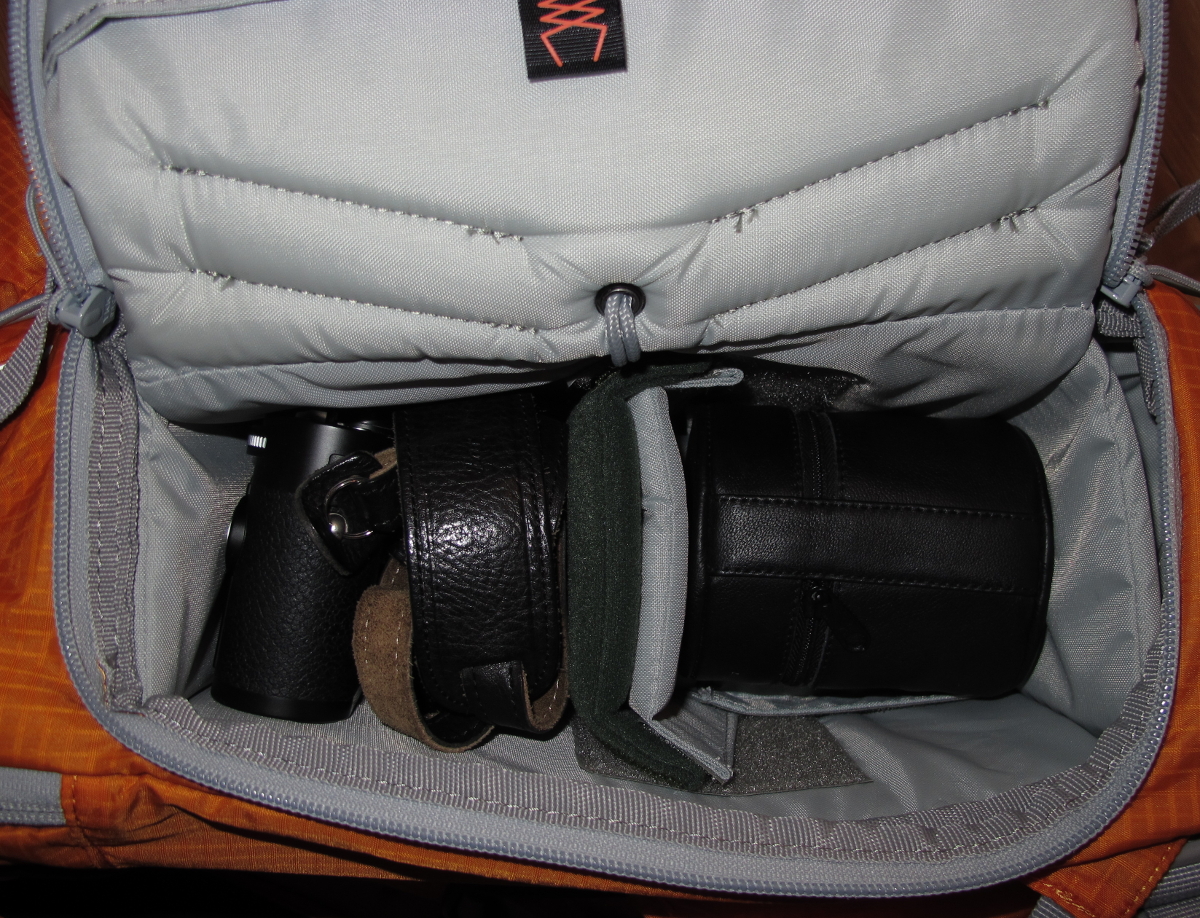 Das Fotofach des Lowepro Photo Sport 200 AW nimmt die Leica M mit angesetztem Summilux-M 50 mm und ein Summicron 35 mm inkl. Schutzköcher problemlos auf. 