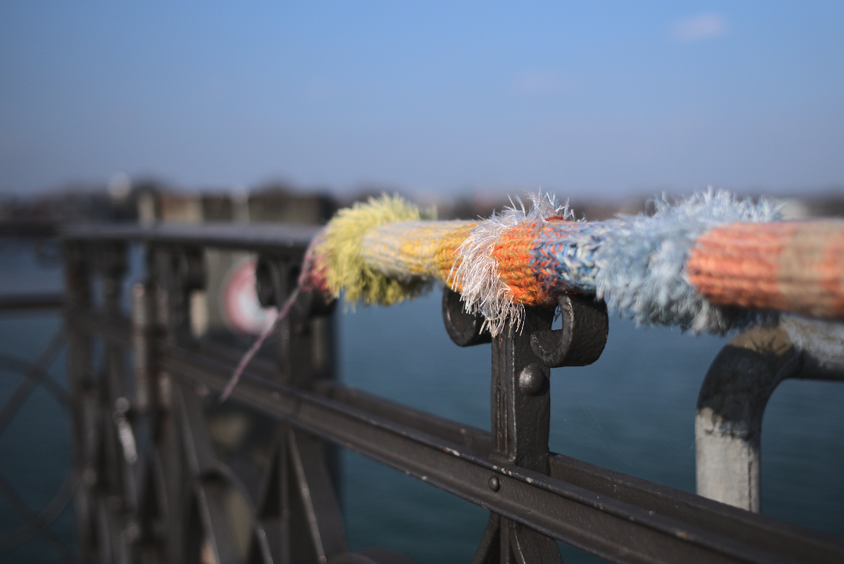 Eingenpaktes Geländer in Konstanz. Fotografiert mit Leica M und Summicron-M 35 mm @ f/2.0.