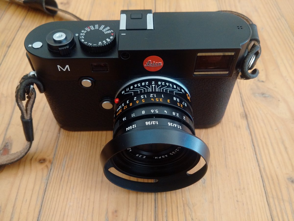 Leica M mit Summicron-M 35 mm und "alte" Streulichtblende.